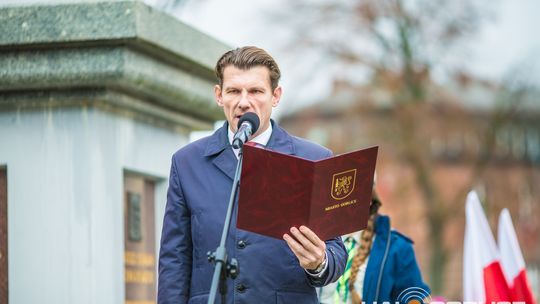 Obchody 107. rocznicy odzyskania przez Polskę niepodległości zdjęcie przedstawia osoby podczas uroczystości 11. listopada 2025