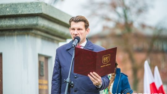 Obchody 107. rocznicy odzyskania przez Polskę niepodległości zdjęcie przedstawia osoby podczas uroczystości 11. listopada 2025