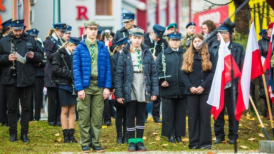 Obchody 107. rocznicy odzyskania przez Polskę niepodległości zdjęcie przedstawia osoby podczas uroczystości 11. listopada 2025