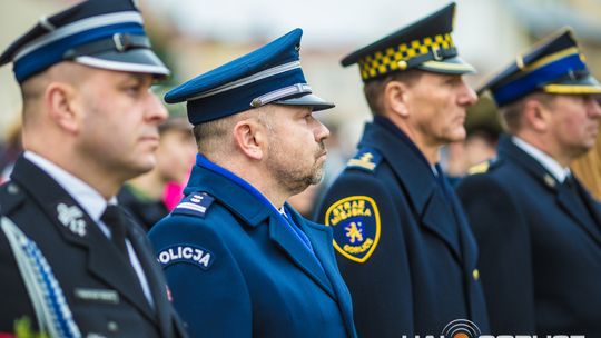 Obchody 107. rocznicy odzyskania przez Polskę niepodległości zdjęcie przedstawia osoby podczas uroczystości 11. listopada 2025