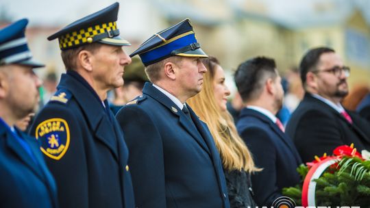 Obchody 107. rocznicy odzyskania przez Polskę niepodległości zdjęcie przedstawia osoby podczas uroczystości 11. listopada 2025