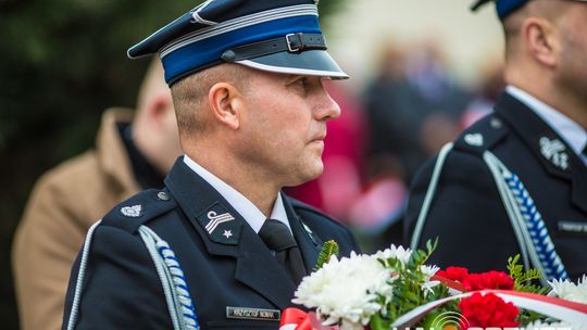 Obchody 107. rocznicy odzyskania przez Polskę niepodległości zdjęcie przedstawia osoby podczas uroczystości 11. listopada 2025