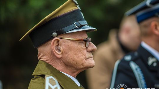 Obchody 107. rocznicy odzyskania przez Polskę niepodległości zdjęcie przedstawia osoby podczas uroczystości 11. listopada 2025