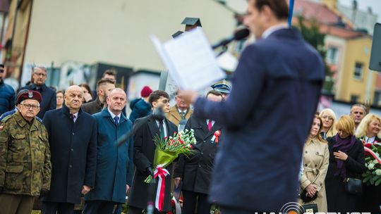 Obchody 107. rocznicy odzyskania przez Polskę niepodległości zdjęcie przedstawia osoby podczas uroczystości 11. listopada 2025