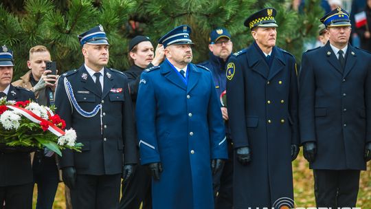 Obchody 107. rocznicy odzyskania przez Polskę niepodległości zdjęcie przedstawia osoby podczas uroczystości 11. listopada 2025