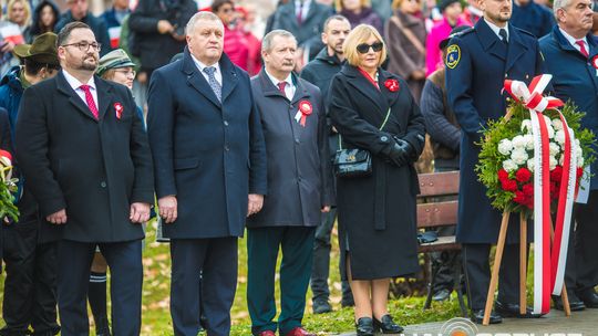 Obchody 107. rocznicy odzyskania przez Polskę niepodległości zdjęcie przedstawia osoby podczas uroczystości 11. listopada 2025
