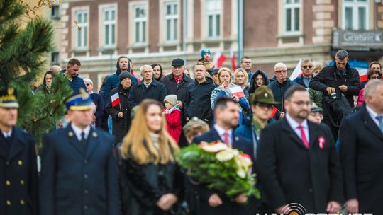 Obchody 107. rocznicy odzyskania przez Polskę niepodległości zdjęcie przedstawia osoby podczas uroczystości 11. listopada 2025