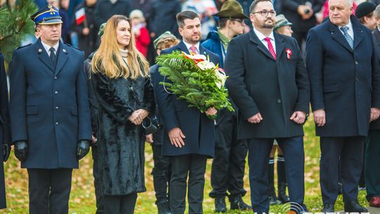Obchody 107. rocznicy odzyskania przez Polskę niepodległości zdjęcie przedstawia osoby podczas uroczystości 11. listopada 2025