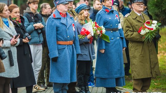 Obchody 107. rocznicy odzyskania przez Polskę niepodległości zdjęcie przedstawia osoby podczas uroczystości 11. listopada 2025