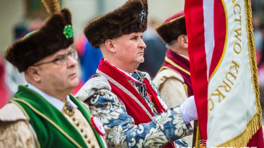 Obchody 107. rocznicy odzyskania przez Polskę niepodległości zdjęcie przedstawia osoby podczas uroczystości 11. listopada 2025