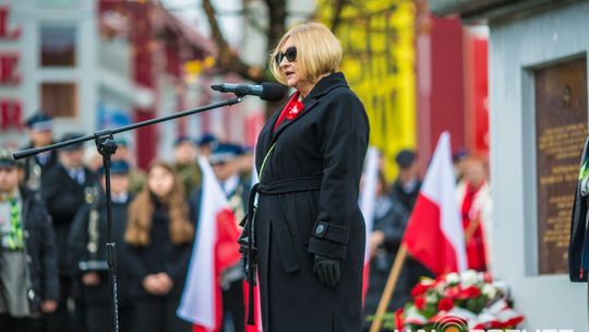 Obchody 107. rocznicy odzyskania przez Polskę niepodległości zdjęcie przedstawia osoby podczas uroczystości 11. listopada 2025