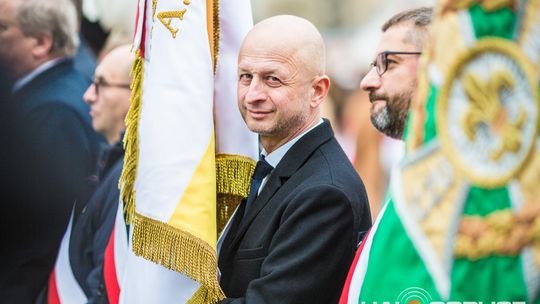 Obchody 107. rocznicy odzyskania przez Polskę niepodległości zdjęcie przedstawia osoby podczas uroczystości 11. listopada 2025