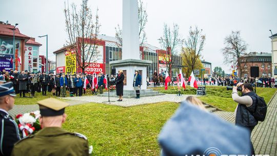 Obchody 107. rocznicy odzyskania przez Polskę niepodległości zdjęcie przedstawia osoby podczas uroczystości 11. listopada 2025