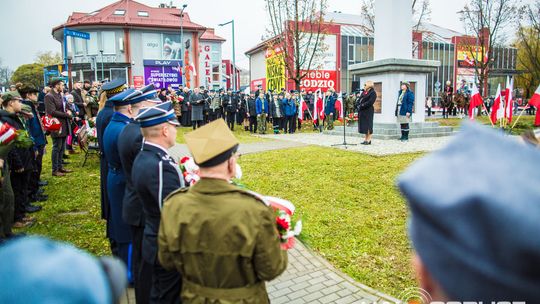 Obchody 107. rocznicy odzyskania przez Polskę niepodległości zdjęcie przedstawia osoby podczas uroczystości 11. listopada 2025