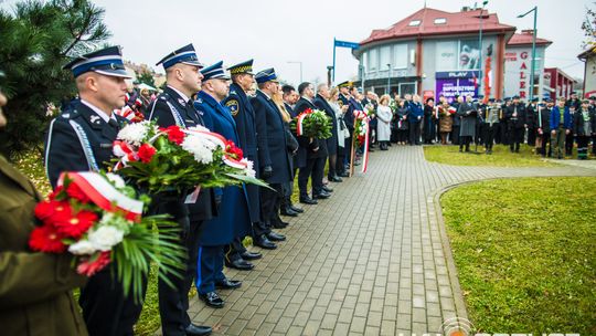 Obchody 107. rocznicy odzyskania przez Polskę niepodległości zdjęcie przedstawia osoby podczas uroczystości 11. listopada 2025