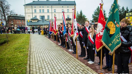 Obchody 107. rocznicy odzyskania przez Polskę niepodległości zdjęcie przedstawia osoby podczas uroczystości 11. listopada 2025