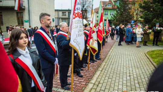 Obchody 107. rocznicy odzyskania przez Polskę niepodległości zdjęcie przedstawia osoby podczas uroczystości 11. listopada 2025