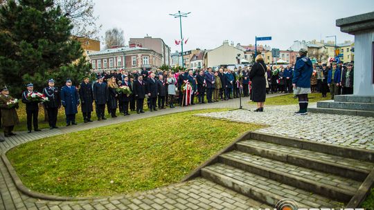 Obchody 107. rocznicy odzyskania przez Polskę niepodległości zdjęcie przedstawia osoby podczas uroczystości 11. listopada 2025