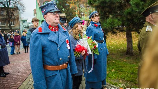 Obchody 107. rocznicy odzyskania przez Polskę niepodległości zdjęcie przedstawia osoby podczas uroczystości 11. listopada 2025
