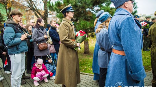 Obchody 107. rocznicy odzyskania przez Polskę niepodległości zdjęcie przedstawia osoby podczas uroczystości 11. listopada 2025