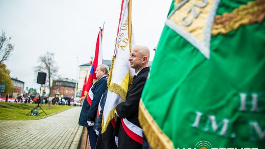 Obchody 107. rocznicy odzyskania przez Polskę niepodległości zdjęcie przedstawia osoby podczas uroczystości 11. listopada 2025