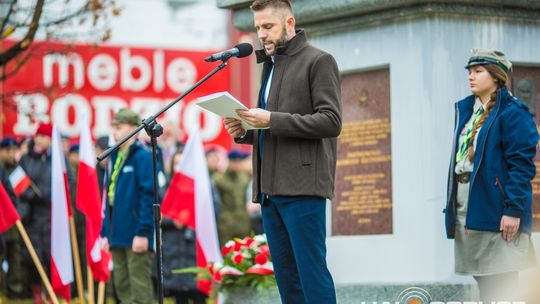 Obchody 107. rocznicy odzyskania przez Polskę niepodległości zdjęcie przedstawia osoby podczas uroczystości 11. listopada 2025