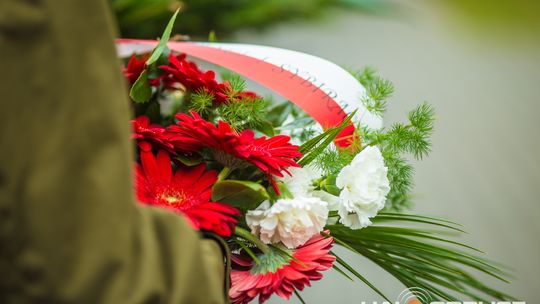 Obchody 107. rocznicy odzyskania przez Polskę niepodległości zdjęcie przedstawia osoby podczas uroczystości 11. listopada 2025