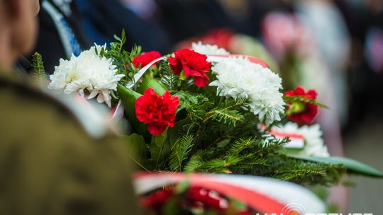 Obchody 107. rocznicy odzyskania przez Polskę niepodległości zdjęcie przedstawia osoby podczas uroczystości 11. listopada 2025