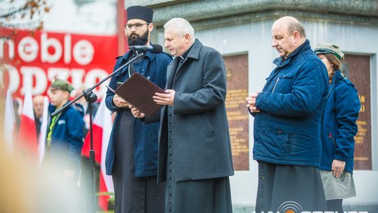 Obchody 107. rocznicy odzyskania przez Polskę niepodległości zdjęcie przedstawia osoby podczas uroczystości 11. listopada 2025