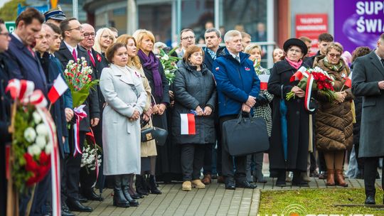 Obchody 107. rocznicy odzyskania przez Polskę niepodległości zdjęcie przedstawia osoby podczas uroczystości 11. listopada 2025