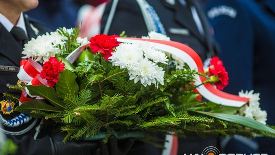 Obchody 107. rocznicy odzyskania przez Polskę niepodległości zdjęcie przedstawia osoby podczas uroczystości 11. listopada 2025