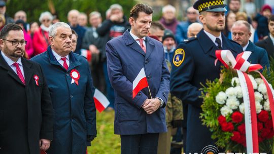 Obchody 107. rocznicy odzyskania przez Polskę niepodległości zdjęcie przedstawia osoby podczas uroczystości 11. listopada 2025