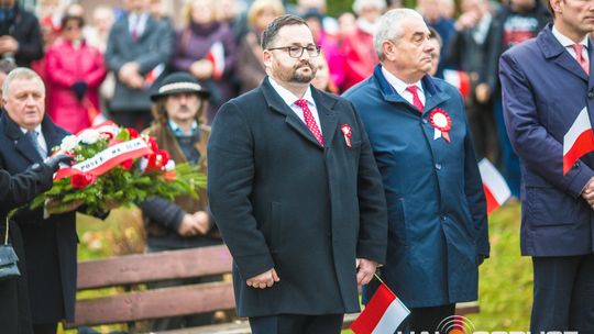 Obchody 107. rocznicy odzyskania przez Polskę niepodległości zdjęcie przedstawia osoby podczas uroczystości 11. listopada 2025