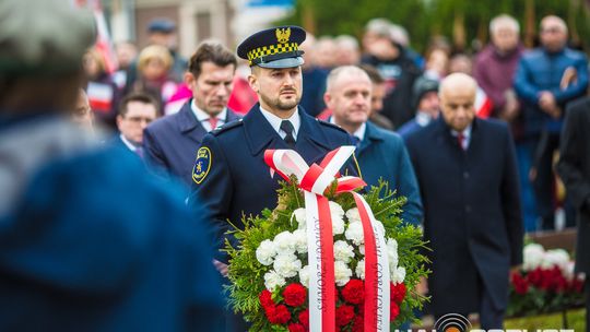 Obchody 107. rocznicy odzyskania przez Polskę niepodległości zdjęcie przedstawia osoby podczas uroczystości 11. listopada 2025