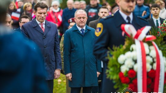 Obchody 107. rocznicy odzyskania przez Polskę niepodległości zdjęcie przedstawia osoby podczas uroczystości 11. listopada 2025