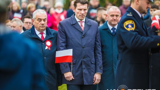 Obchody 107. rocznicy odzyskania przez Polskę niepodległości zdjęcie przedstawia osoby podczas uroczystości 11. listopada 2025