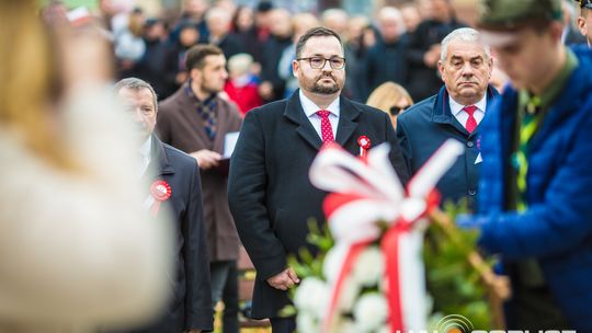 Obchody 107. rocznicy odzyskania przez Polskę niepodległości zdjęcie przedstawia osoby podczas uroczystości 11. listopada 2025