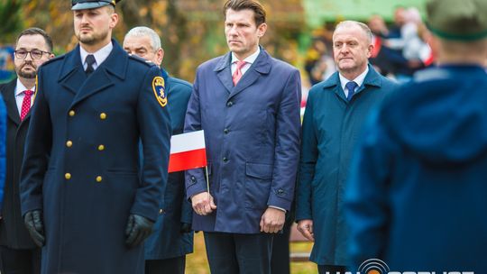 Obchody 107. rocznicy odzyskania przez Polskę niepodległości zdjęcie przedstawia osoby podczas uroczystości 11. listopada 2025