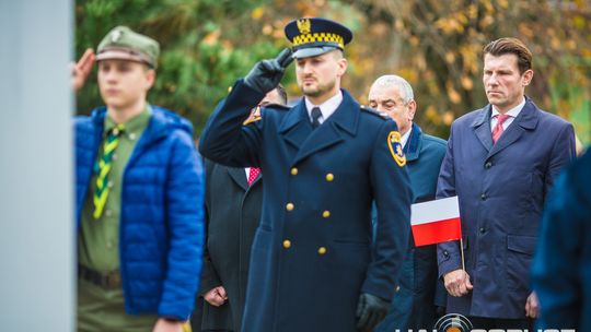 Obchody 107. rocznicy odzyskania przez Polskę niepodległości zdjęcie przedstawia osoby podczas uroczystości 11. listopada 2025