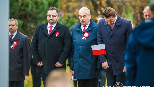 Obchody 107. rocznicy odzyskania przez Polskę niepodległości zdjęcie przedstawia osoby podczas uroczystości 11. listopada 2025