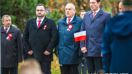 Obchody 107. rocznicy odzyskania przez Polskę niepodległości zdjęcie przedstawia osoby podczas uroczystości 11. listopada 2025