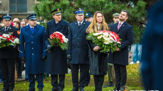 Obchody 107. rocznicy odzyskania przez Polskę niepodległości zdjęcie przedstawia osoby podczas uroczystości 11. listopada 2025