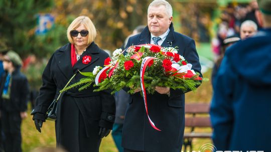 Obchody 107. rocznicy odzyskania przez Polskę niepodległości zdjęcie przedstawia osoby podczas uroczystości 11. listopada 2025