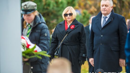 Obchody 107. rocznicy odzyskania przez Polskę niepodległości zdjęcie przedstawia osoby podczas uroczystości 11. listopada 2025