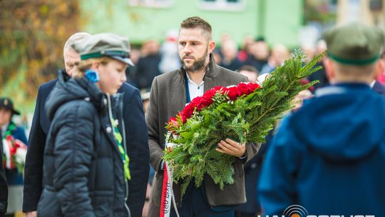 Obchody 107. rocznicy odzyskania przez Polskę niepodległości zdjęcie przedstawia osoby podczas uroczystości 11. listopada 2025