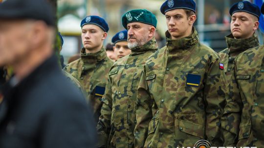 Obchody 107. rocznicy odzyskania przez Polskę niepodległości zdjęcie przedstawia osoby podczas uroczystości 11. listopada 2025