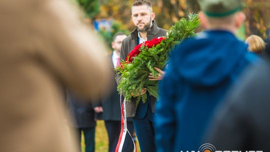 Obchody 107. rocznicy odzyskania przez Polskę niepodległości zdjęcie przedstawia osoby podczas uroczystości 11. listopada 2025