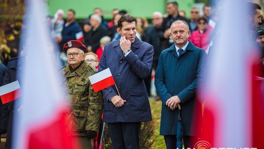 Obchody 107. rocznicy odzyskania przez Polskę niepodległości zdjęcie przedstawia osoby podczas uroczystości 11. listopada 2025