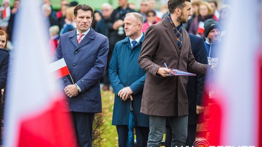 Obchody 107. rocznicy odzyskania przez Polskę niepodległości zdjęcie przedstawia osoby podczas uroczystości 11. listopada 2025