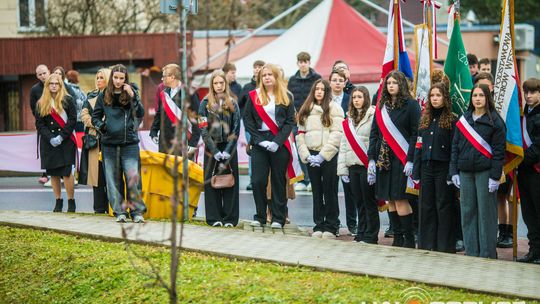 Obchody 107. rocznicy odzyskania przez Polskę niepodległości zdjęcie przedstawia osoby podczas uroczystości 11. listopada 2025